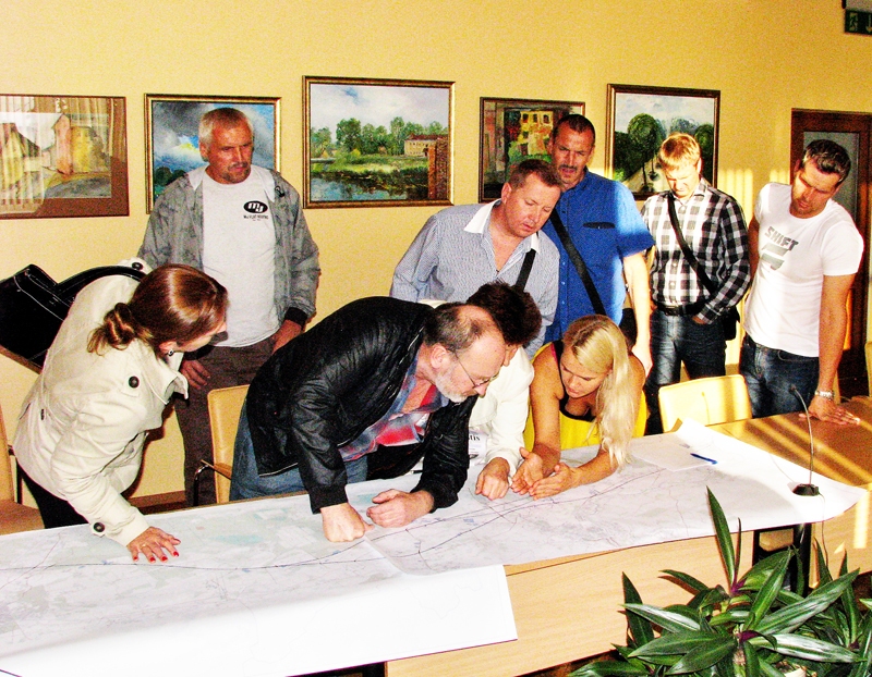 Sanāksmes dalībnieki ieinteresēti pēta sliežu izvietojumu.
Autors: Vilnis Auzāns