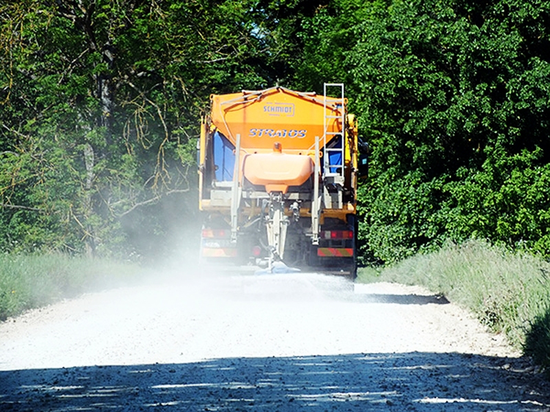Dzimtmisas ceļa apstrāde ar pretputekļu materiālu pagājušā gada vasarā.
Autors: no iecava.lv