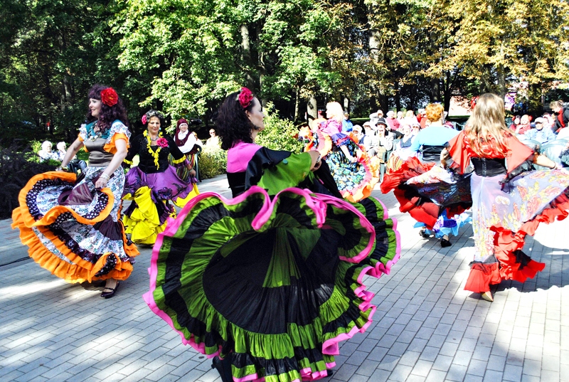 Elejas tautas deju kopas «Rademila» dāmas pārsteidza ar tērpu krāsainību. 
Autors: Ivars Bogdanovs