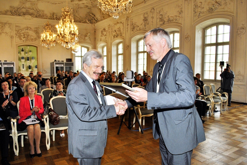 Kultūras mantojuma Lielo gada balvu Rundāles pils muzeja direktoram Imantam Lancmanim (no kreisās) pasniedz VKPAI vadītājs Juris Dambis. 
Autors: Ivars Bogdanovs