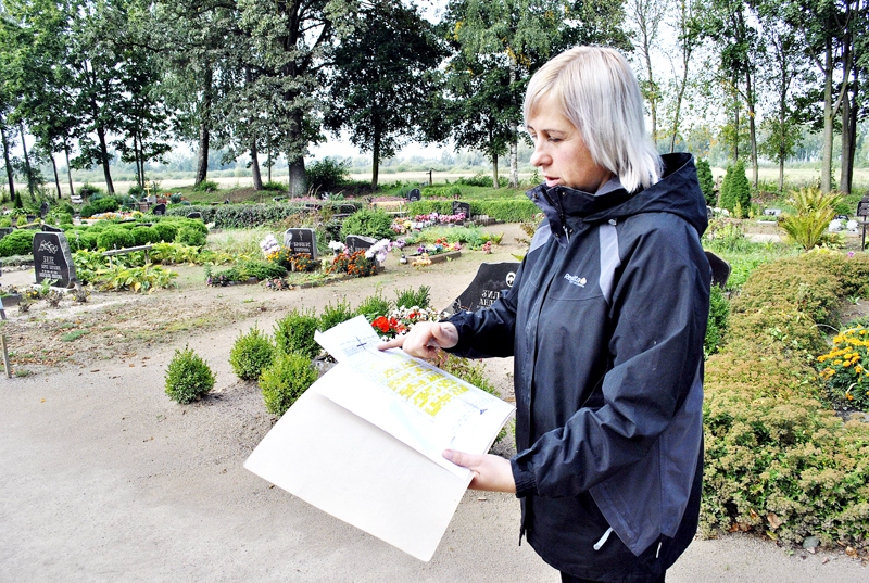 Anita Ķibilde-Martirosjana Šarlotes kapos strādā, kopš tie izveidoti. Viņa kapsētas plānā var sameklēt katru apbedījumu, precīzi pateikt miršanas un bēru datumu.
Autors: Ivars Bogdanovs