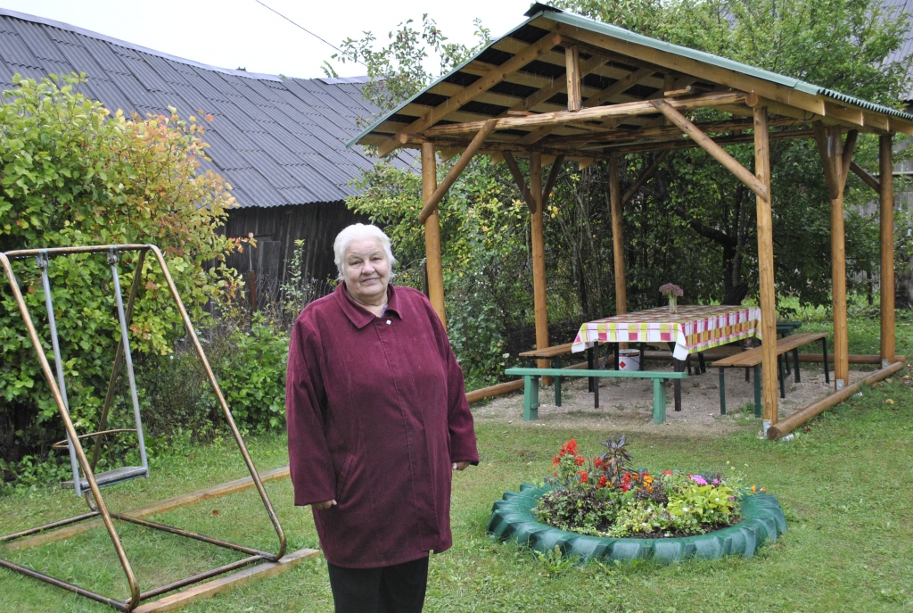 Rita Mazure demonstrē Taurkalnes daudzdzīvokļu nama «Irbes» labiekārtoto pagalmu. 
Autors: Ivars Bogdanovs