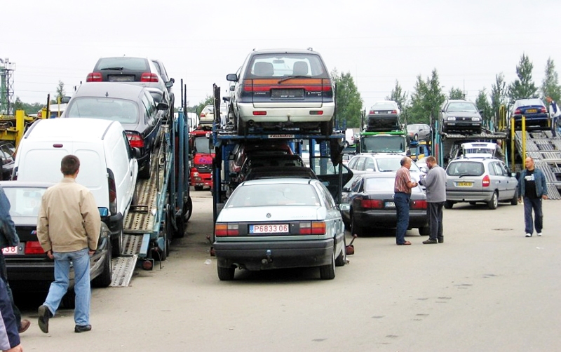 Auto tirgus Kauņā ir plaši apmeklēts. Izvēloties mašīnu, jāievēro drošības pasākumi.
Autors: no autobildes.lv
