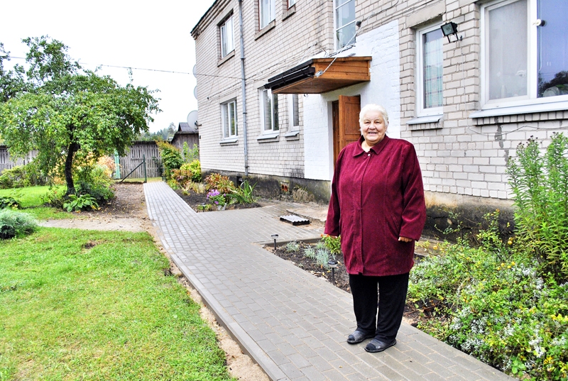 Rita Mazure izrāda jauno bruģa taciņu pie Taurkalnes daudzdzīvokļu nama «Irbes». 
Autors: Ivars Bogdanovs