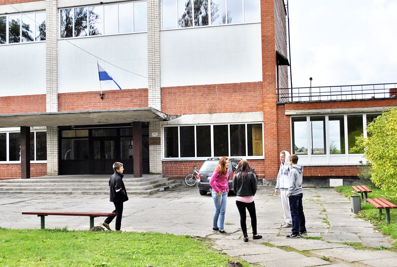 Mežotnes internātvidusskolā starpbrīdis. Pagalmā iznākuši daži audzēkņi. «Bauskas Dzīvei» jaunieši atzīst, ka te ir visi apstākļi mācībām un dzīvošanai.
Autors: Ivars Bogdanovs