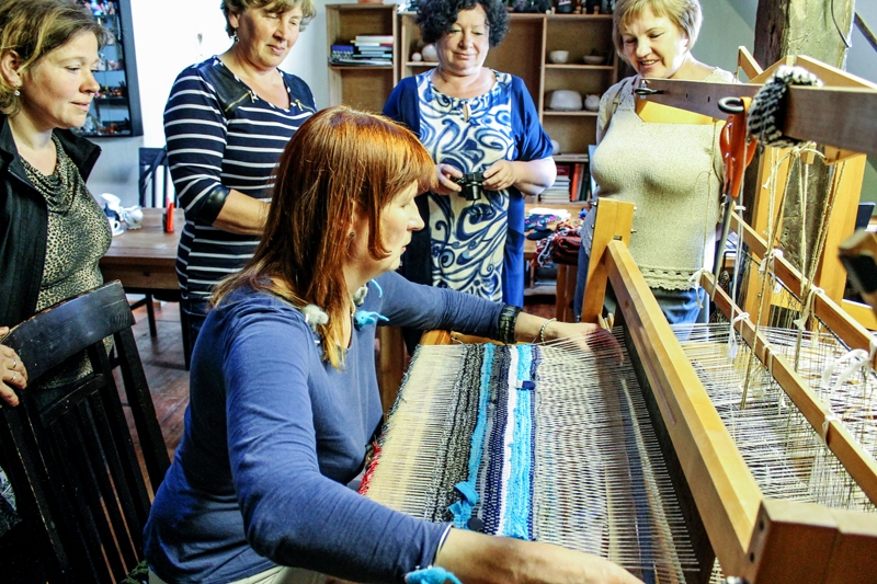 Lietuvietes no Žeimes mācās krāsu salikumu tekstilijās Rundāles «Baltajā mājā». Stellēs – projekta vadītāja Izolda Žagrakaliene.
Autors: no kluba «Bitula» krājuma.