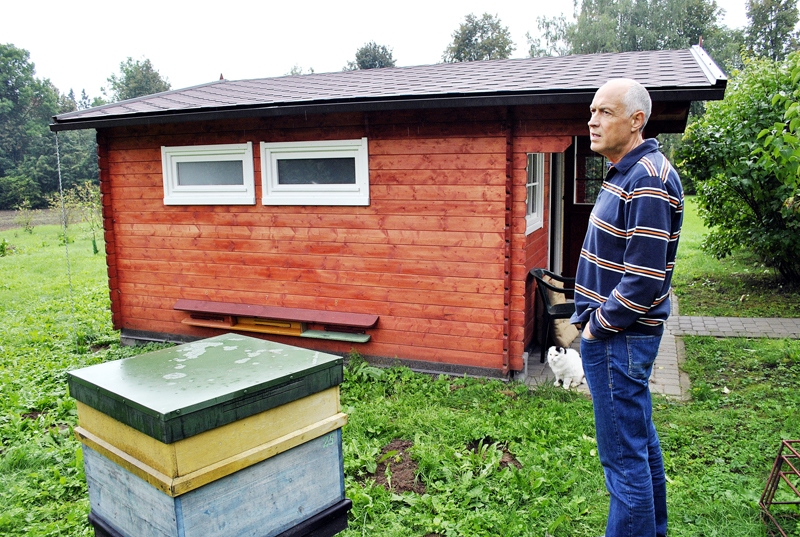 Dainis Lagzdiņš uzbūvējis īpašu dziedinātavu, kurā ievietotas sešas bišu saimes. 
Autors: Ivars Bogdanovs