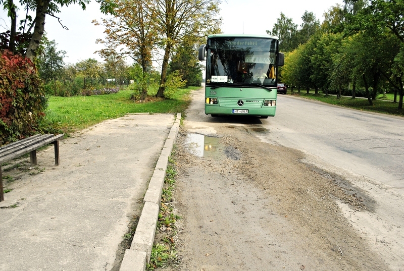 Gadi iet, bet bedres pie autobusu pieturas «Lauktehnika» Īslīces pagasta Rītausmās tā arī paliek. Par naudu, kas vairāku gadu garumā izlietota šķembu bēršanai, abās pieturvietās varētu uzbūvēt noturīgu melnā seguma kārtu.
Autors: Ivars Bogdanovs