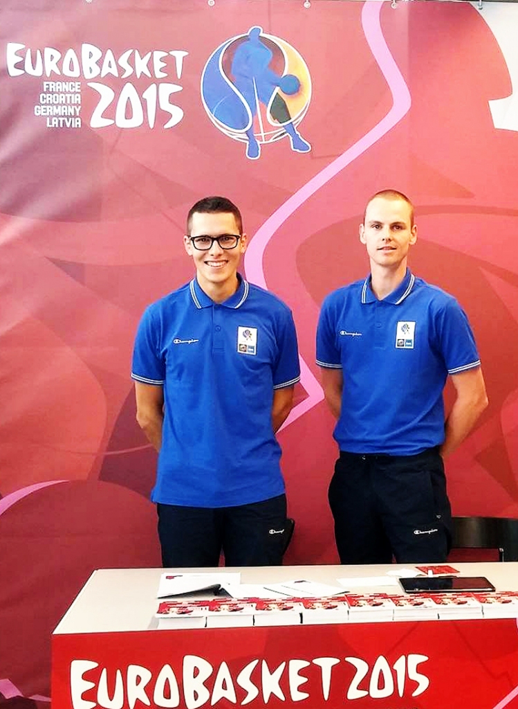 Brīvprātīgais Mārtiņš no Bauskas (no labās) ar palīgu Rihardu lidostas «Rīga» informācijas centrā sagaidīja Beļģijas un Čehijas basketbolistus, kam varēja paspiest roku un novēlēt veiksmi.
Autors: no albuma.