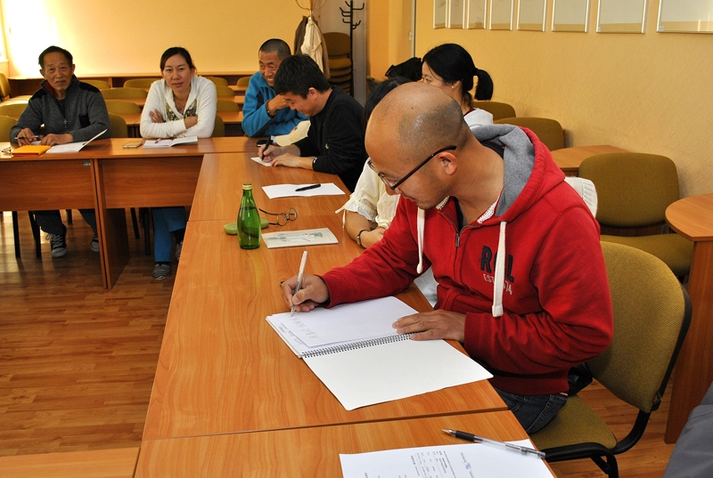 Jangs Čuanhi (no labās) raksta ķīniešu valodā: «Es mācos latviešu valodu!!» 
Autors: Ivars Bogdanovs