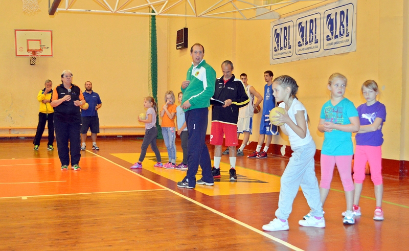Iecavas sporta namā «Dartija» mazie skolēni startēja stafetēs ar basketbola elementiem.
Autors: Zane Gorškova