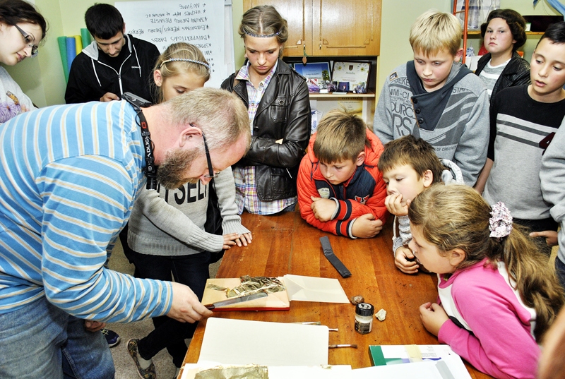 Jānis Līdaka ierāda apzeltīšanas paņēmienus.
Autors: Ivars Bogdanovs