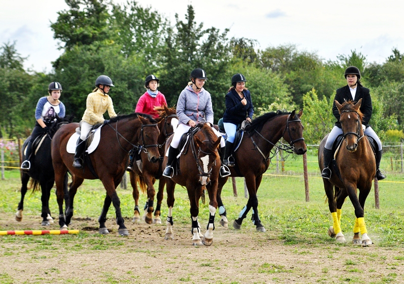 Mārītes Škapares (otrā no labās) vadībā Pilsrundālē pasākumā «Bērīt’s mans kumeliņš» notika jāšanas paraugdemonstrējumi.
Autors: Ivars Bogdanovs