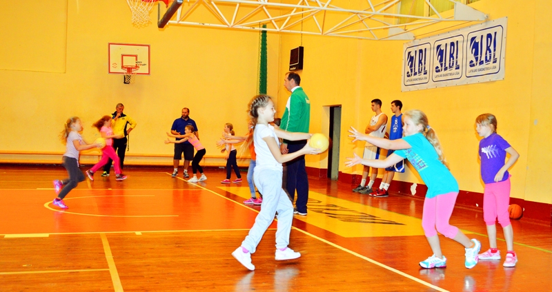 Iecavas sporta namā «Dartija» mazie skolēni startēja stafetēs ar basketbola elementiem. 
Autors: Zane Gorškova