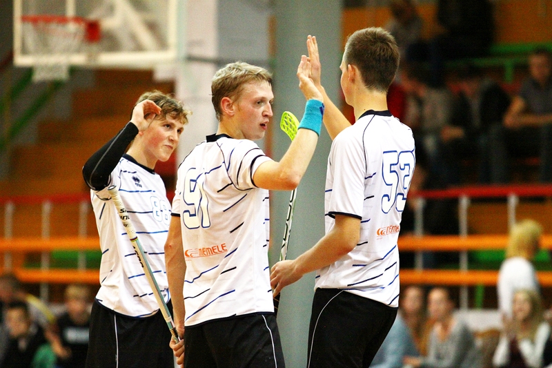 Pēteris Zeltiņš (vidū) kļuva par FK «Bauska» komandas rezultatīvāko spēlētāju mačā.
Autors: no «Bauskas Dzīves» arhīva.