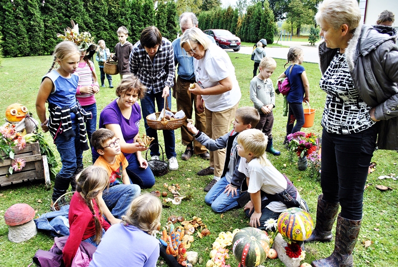 Sēņu zinātājas Rita Daščiora (ar grozu rokās) un Inita Dāniele uzteic Stelpes pamatskolas 3. klases skolēnus un audzinātāju Lāsmu Skābuliņu par daudzveidīgo vākumu. 
Autors: Ivars Bogdanovs