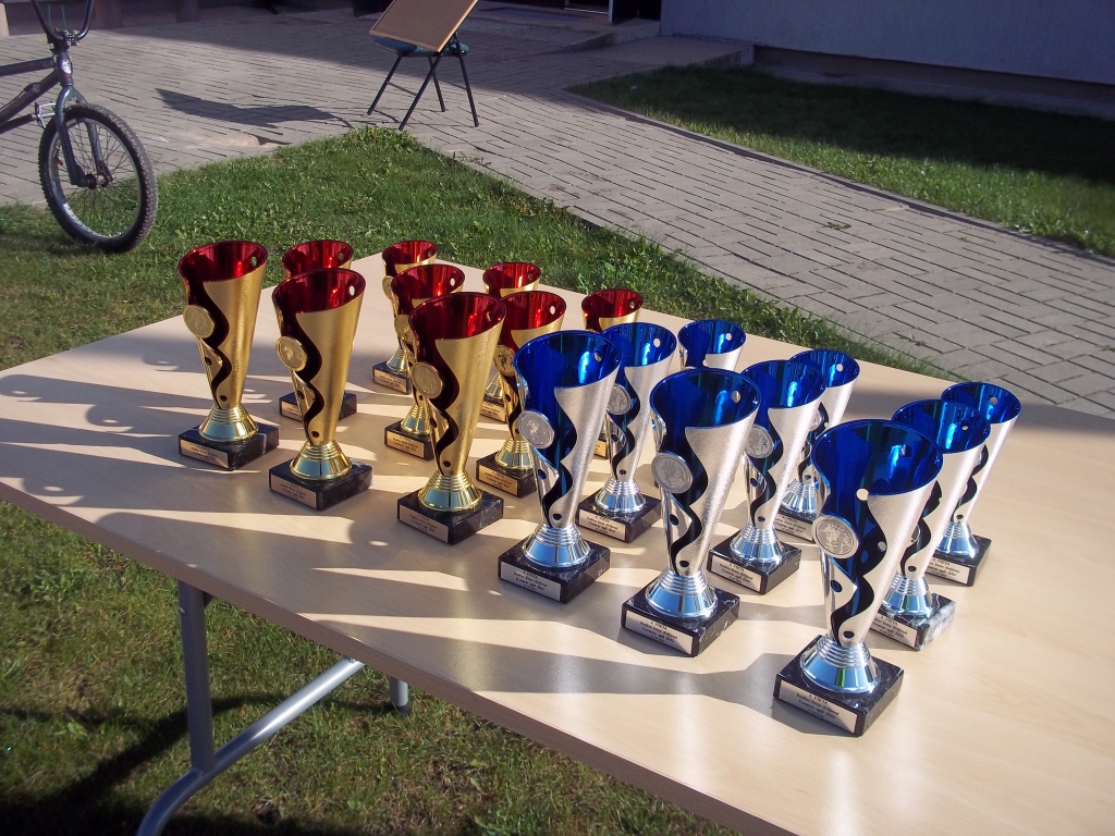 Sporta centra «Mēmele» sagādātās balvas gaida «Uzvaras apļu» skrējējus.
Autors: No albuma.