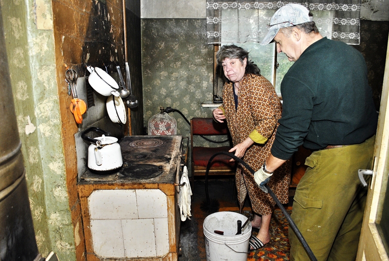 Aivars Krieviņš, sertificēts dūmvadu tīrītājs, apskata plīti brunavietes Ludmilas Vasiļjevas dzīvoklī.

Autors: Ivars Bogdanovs