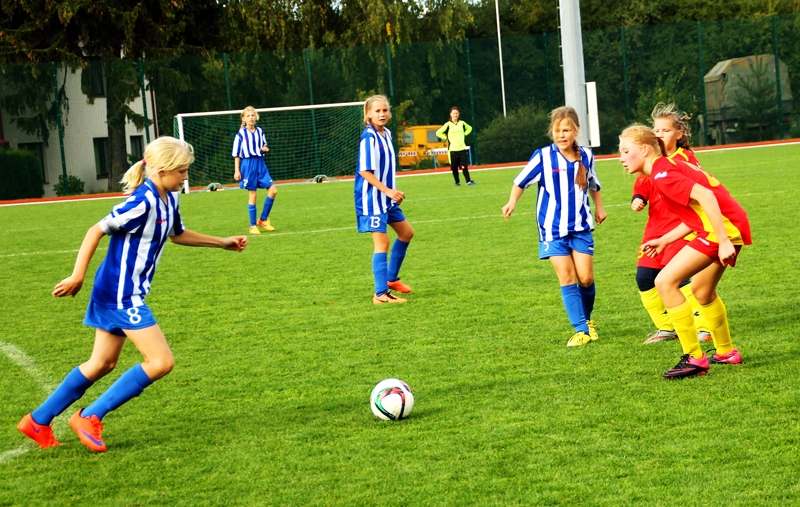 FK «Iecava» U13 vienības meitenes (balti zilos tērpos) dodas uzbrukumā spēlē pret Olaines komandu.
Autors: Uldis Varnevičs