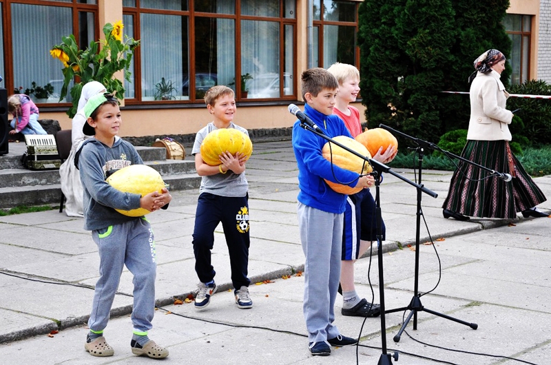 Zēni demonstrēja spēku un ātrumu skrējienā ar ķirbjiem rokās.
Autors: Žanna Zālīte