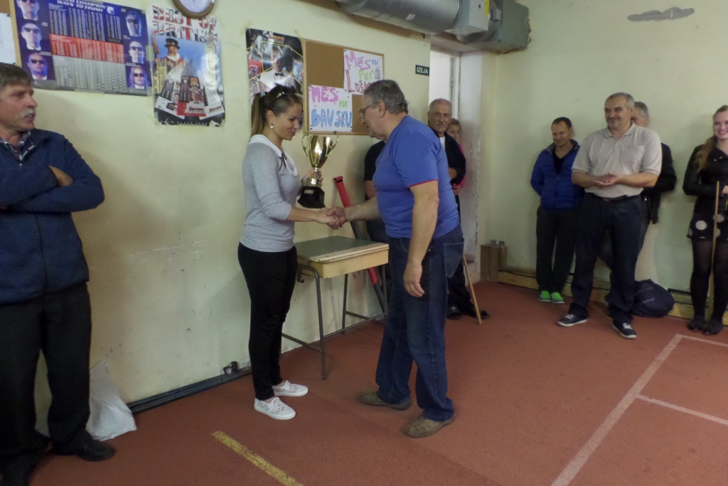 Ringoldam Karosam kausu pasniedz Ieva Kirkila. 
Autors: No albuma.