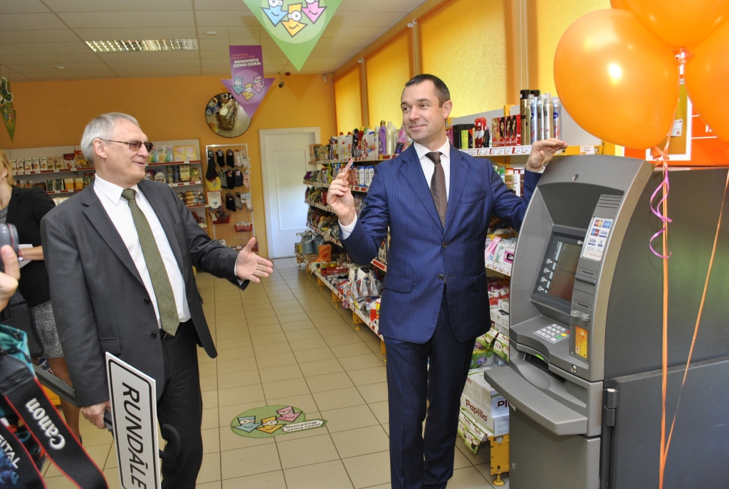 Dzintars Kalniņš (no labās), «Swedbank» klientu apkalpošanas pārvaldes Rīgas reģiona vadītājs, atklāj bankomātu SIA «Bauskas tirgotājs» telpās Pilsrundālē.
Autors: Ivars Bogdanovs