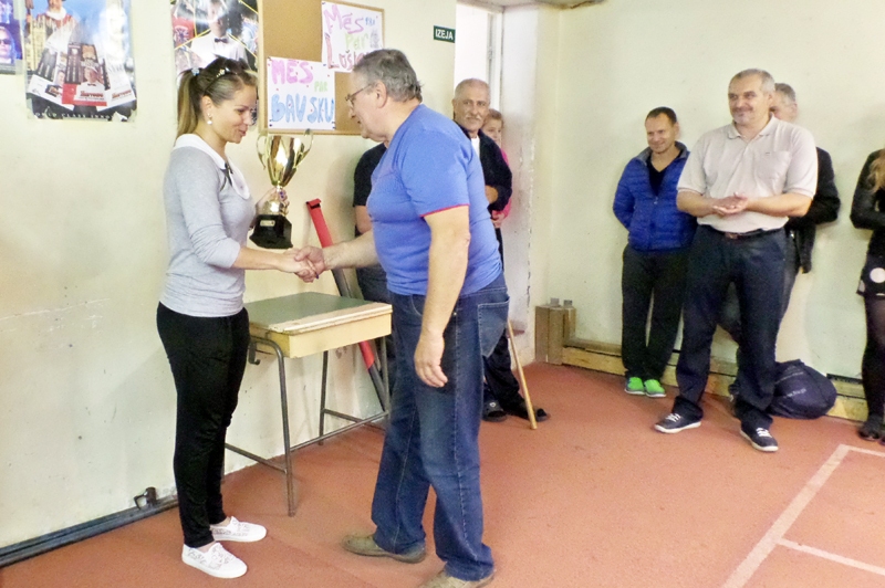 Ringoldam Karosam kausu pasniedz Ieva Kirkila.
Autors: no A. Pavilona albuma. 