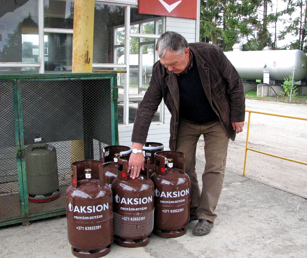 SIA «Aksion» valdes loceklis Valdis Zibols rāda jaunos balonus, kas šogad ražoti, ir pārbaudīti un lietošanā pilnīgi droši.
Autors: Vilnis Auzāns