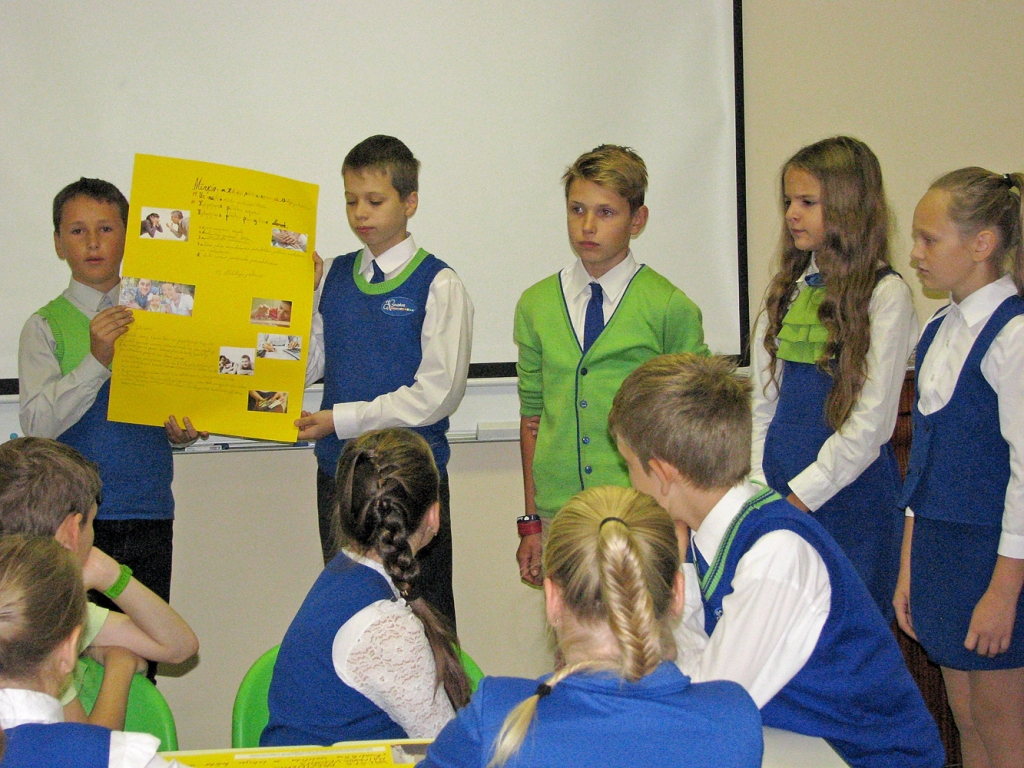 Bauskas sākumskolas 4. un 5. klases skolēni prezentē informatīvos plakātus par globālās pasaules problēmām.
Autors: Vilnis Auzāns