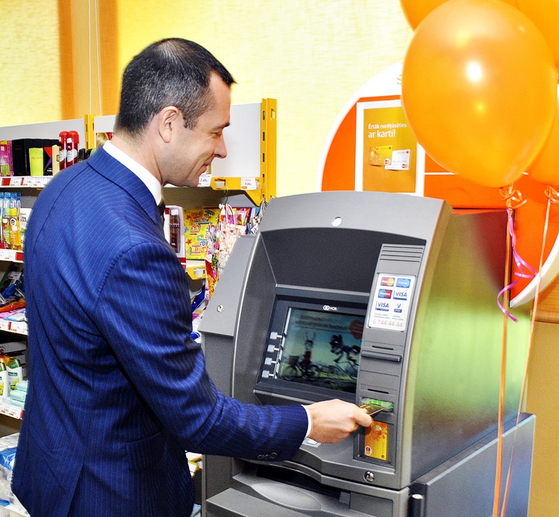 Dzintars Kalniņš no «Swedbank» izmēģina jaunā bankomāta darbību.
Autors: Ivars Bogdanovs