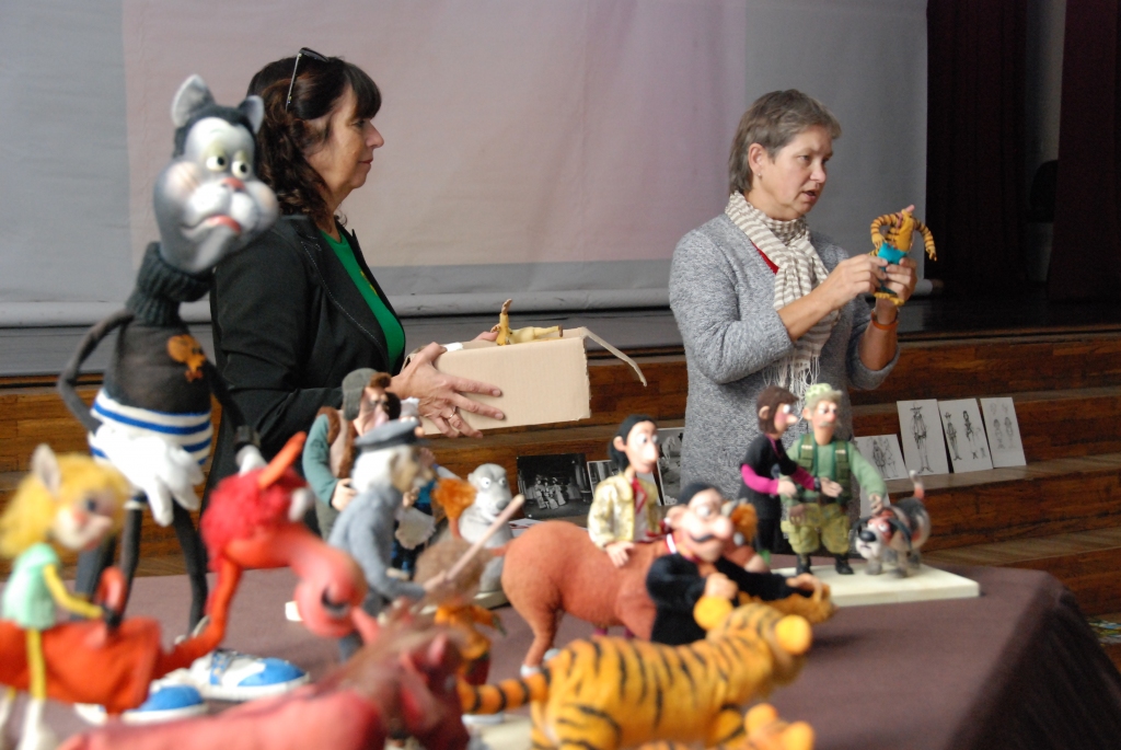 Māksliniece, dekoratore Dace Rožlapa un skulptore Ilze Kiršteina rāda, kā top «Avārijas brigādes» lelles. 
Autors: No albuma.