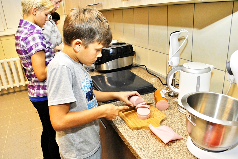 Edgars Ivanovs, gatavojot kartupeļu picu, grieza desu un dārzeņus.
Autors: Ivars Bogdanovs