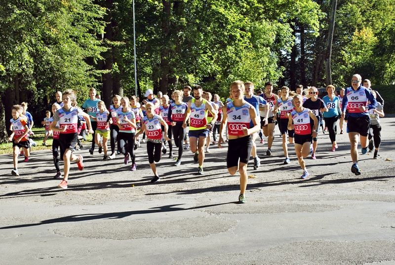 Iecavas parka skriešanas trasē sestdien devās vairāk nekā 70 dažāda vecuma sportistu un ģimenes ar bērniem.
Autors: Antra Ērgle