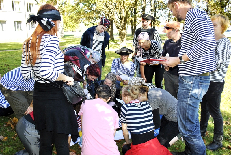 Rīgas jaunieši Bauskas skvērā risina rēbusu ar dejojamas dziesmas vārdu noteikšanu.
Autors: Antra Ērgle