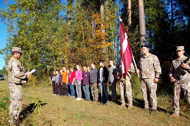 Dainis Kravals pieņem pirmās Iecavas jaunsargu grupas solījumu.
Autors: Gita Kravala
