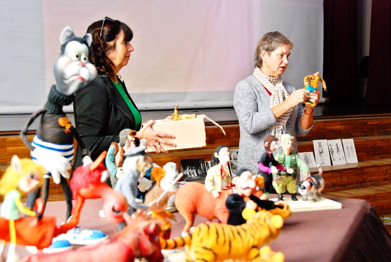 Top lelles. Māksliniece, dekoratore Dace Rožlapa (no kreisās) un skulptore Ilze Kiršteina rāda, kā top «Avārijas brigādes» lelles.
Autors: no personiskā albuma