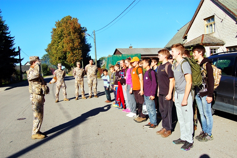 Dainis Kravals, vienības instruktors (no kreisās), kopā ar Iecavas jaunsargu grupu. 
Autors: Gita Kravala