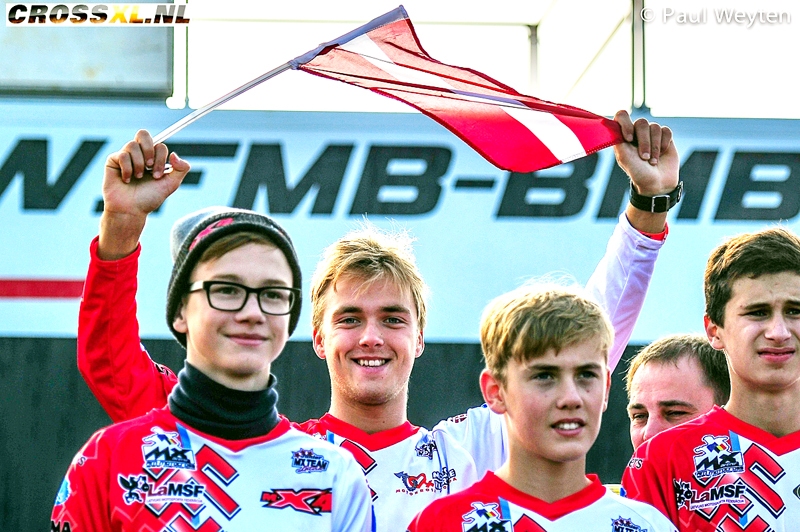 Latvijas izlases sastāvā Beļģijā – Tomass Šileika (otrais no kreisās) un Ralfs Edgars Ozoliņš (trešais no kreisās). 
Autors: Paul Weyten (crossxl.nl)