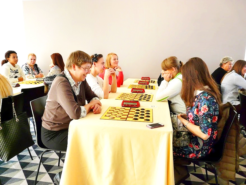 Regīna Piroņena (tuvplānā no kreisās) Pasaules čempionātā izcīnīja desmito vietu dambretes ātrspēlē.
Autors: Jeļena Anurina, fmjd64.org. 