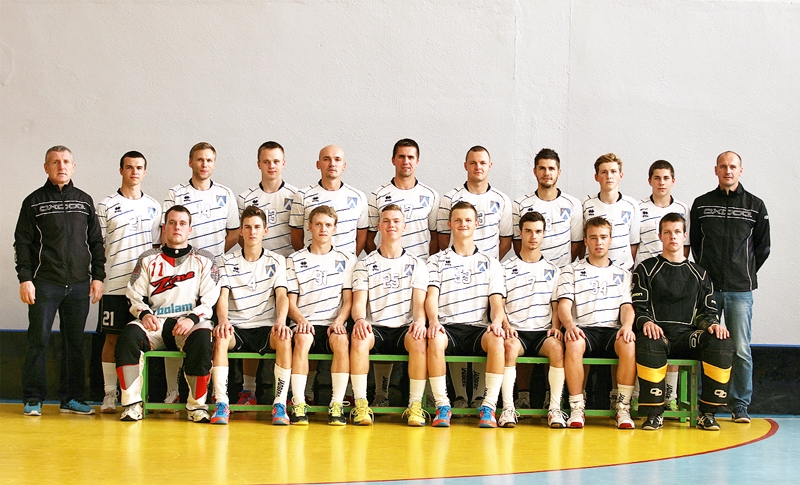 FK «Bauska». Komandas rindās šajā sezonā vairs nespēlēs Toms Niedre (pirmajā rindā ceturtais no kreisās), Edgars Liepa (pirmajā rindā trešais no labās), Pēteris Maziks (otrajā rindā piektais no kreisās) un Edgars Lujāns (otrajā rindā ceturtais no labās). 
Autors: no «Bauskas Dzīves» arhīva