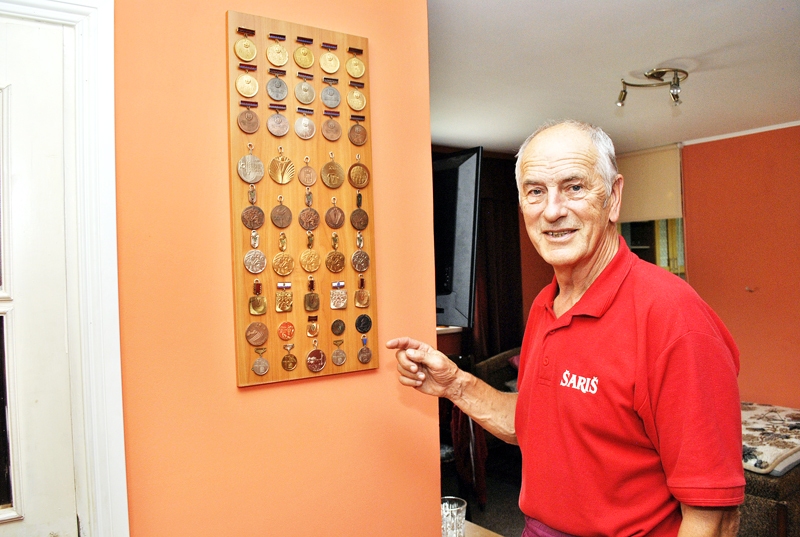 Pēteris Lambergs demonstrē medaļas, kas izcīnītas Latvijas mēroga čempionātos.
Autors: Ivars Bogdanovs