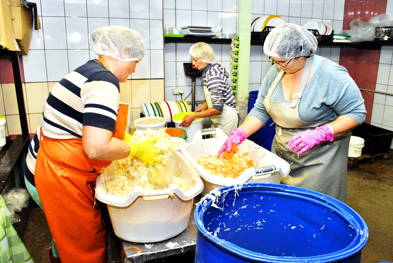 Kāpostu skābēšana. Mārīte Tarvida (pirmā no kreisās), Diāna Šepetauska un Baiba Šēniņa gatavo kāpostus ar ananasiem un burkāniem.
Autors: Ivars Bogdanovs