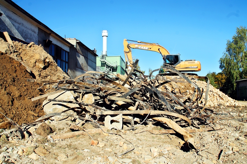 No lielā skursteņa palikušas pāri dzelzs stīpas un liela ķieģeļu un betona čupa. 
Autors: Uldis Varnevičs