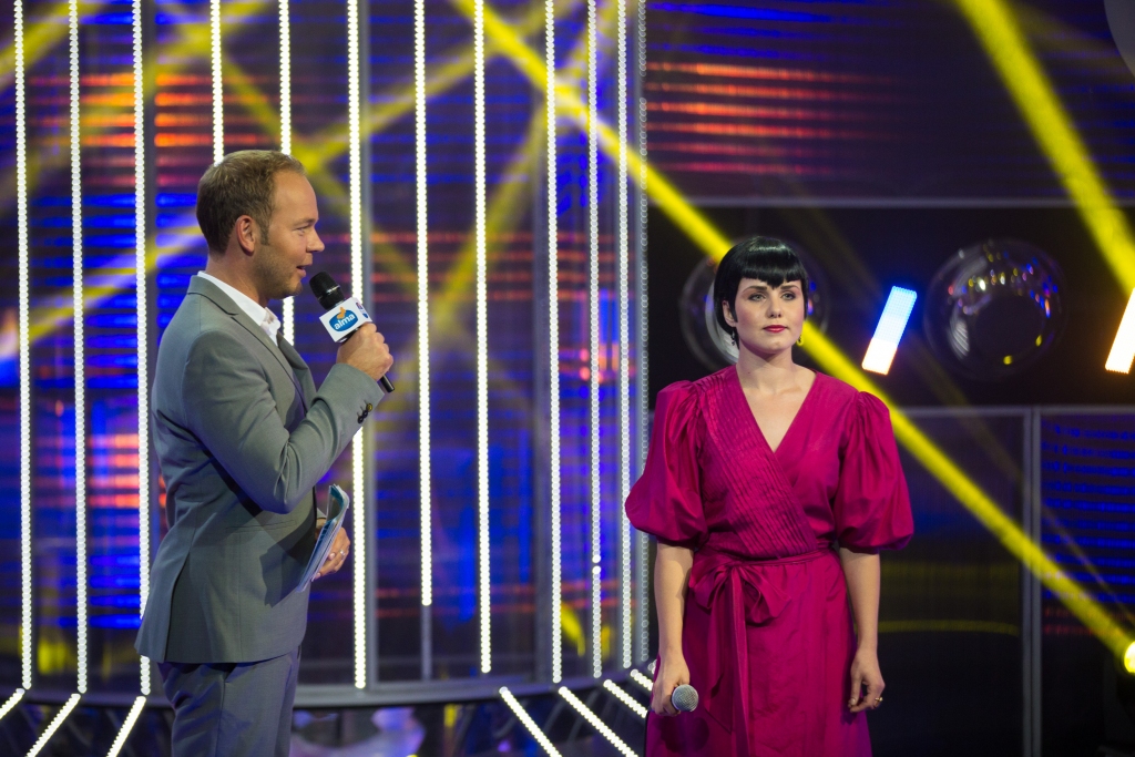 Šova vadītājs Lauris Reiniks sarunā ar Aiju Kukuli jeb Elzu Rozentāli.
Autors: Publicitātes foto.