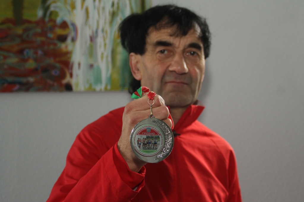 Ilmārs Saulgriezis demonstrē īpaši izstrādāto Balkrievijas sacīkšu medaļu. 
Autors: Uldis Varnevičs