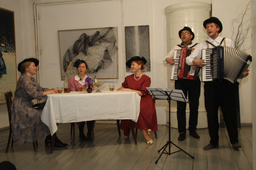 Viesnīcā «Kurzeme» trīs dāmas baudīja brāļu Laivinieku koncertu. 
Autors: Uldis Varnevičs