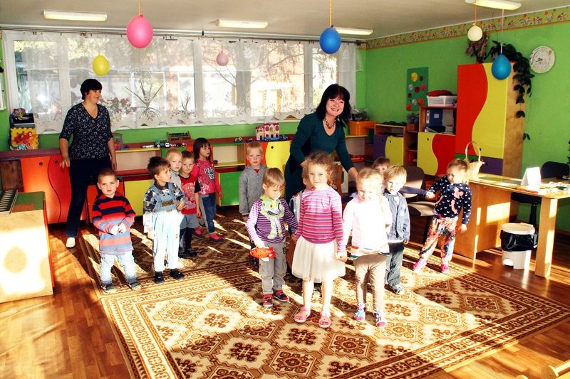 Valles bērnudārzā «Cielaviņa». Kopā ar mazuļiem audzinātāja Dace Zvirbule (no labās) un auklīte Elita Samulione.
Autors: Uldis Varnevičs