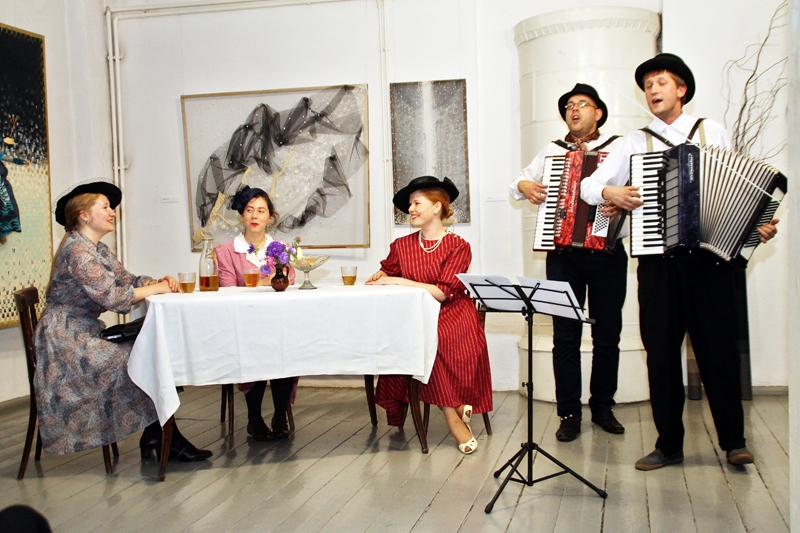 Viesnīcā «Kurzeme» trīs dāmas baudīja brāļu Laivinieku koncertu.
Autors: Uldis Varnevičs