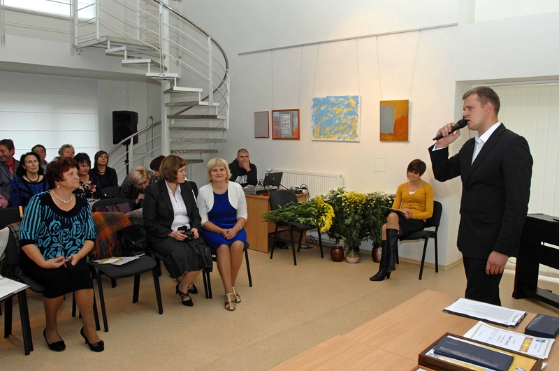 Bauskas novada pensionētos pedagogus uz svinīgo pasākumu Bauskas mākslas skolā aicināja arī pērn. Par īpašu noskaņu tad gādāja mūziķis Dainis Skutelis. 
Autors: Ivars Bogdanovs