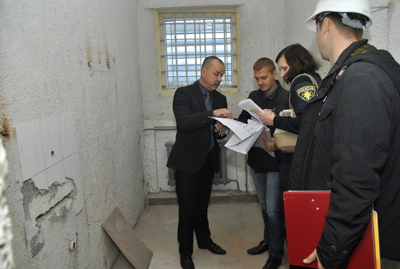 Bauskas iecirkņa priekšnieks Ainars Stankevics (no kreisās) kopā ar būvniekiem spriež, kādām pēc remonta jābūt telpām īslaicīgās aizturēšanas vietā.
Autors: Ivars Bogdanovs